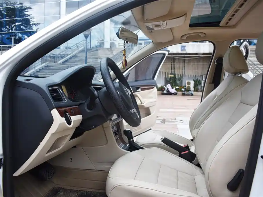Volkswagen Lavida 2013 Facelift Classic 1.6L Automatic Comfort фото 10
