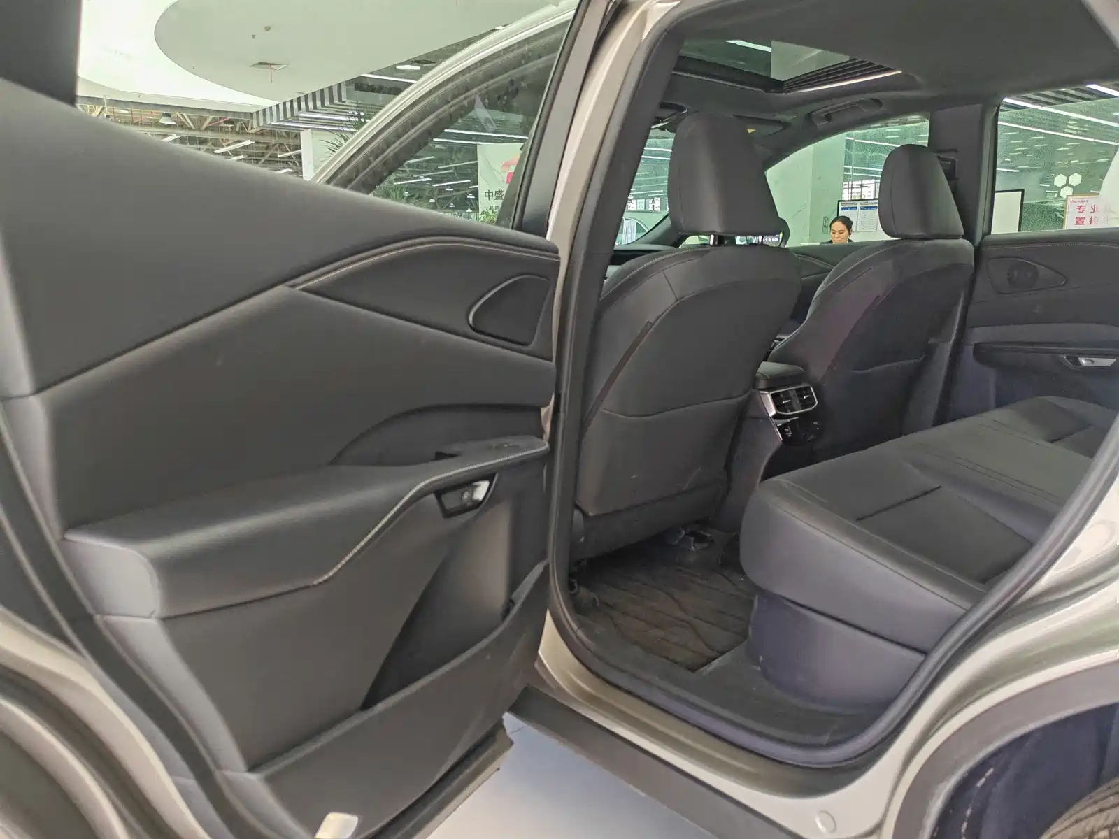 Фото 23 - Lexus RX