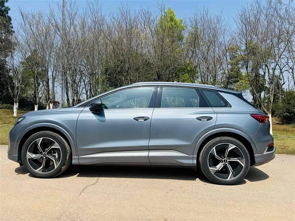 AUDI Q4 E TRON