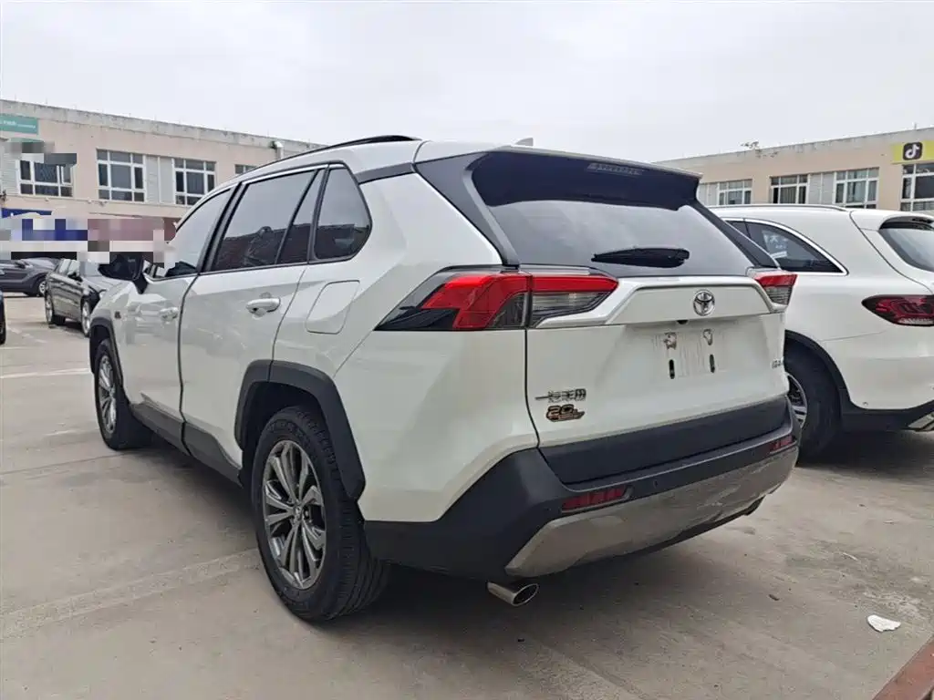 Toyota RAV4 Rongfang 2023 2.0L CVT 2WD 20th Anniversary Platinum Edition фото 5