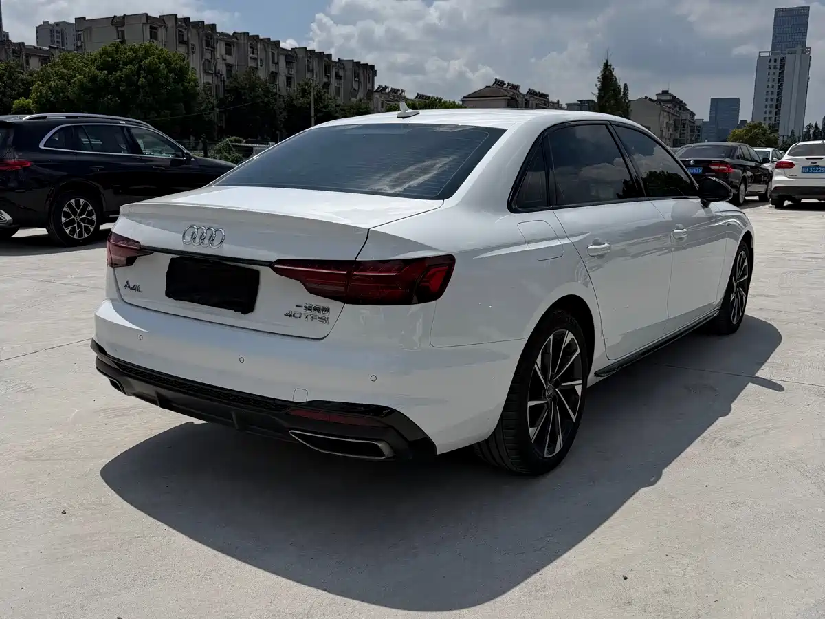 Фото 15 - Audi A4L