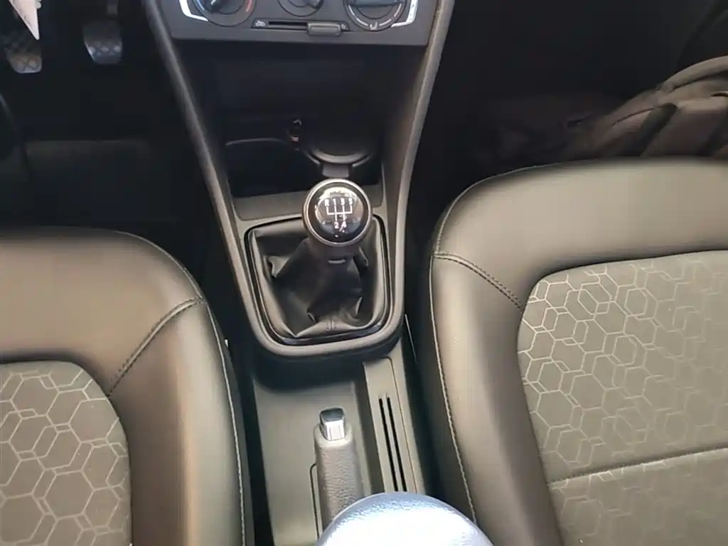 Volkswagen Santana 2015 1.6L Manual Comfort Edition фото 10