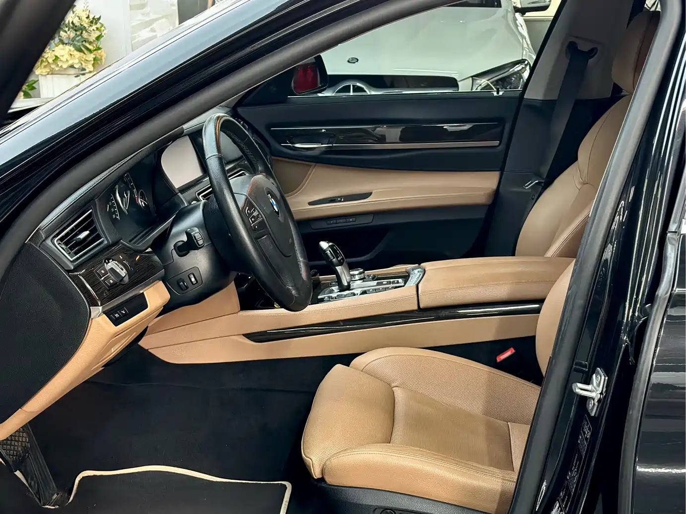 BMW 7 Series 2011 750Li xDrive фото 4