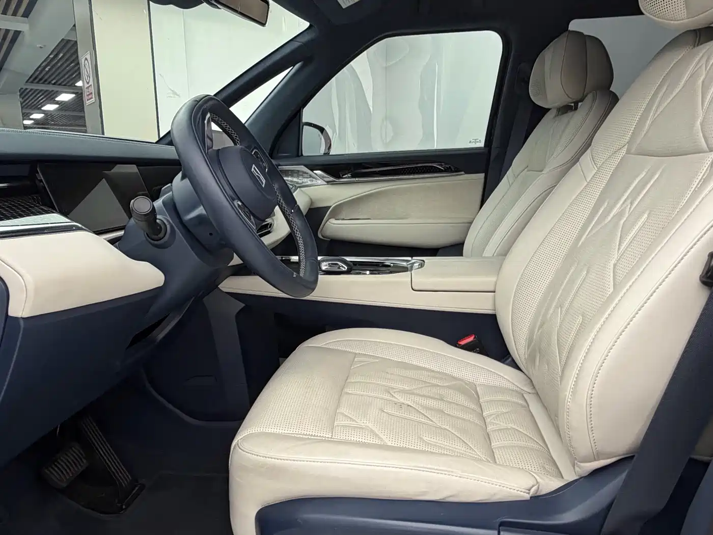 ZEEKR 009 2025 2024 6-seat Executive AWD 108kWh