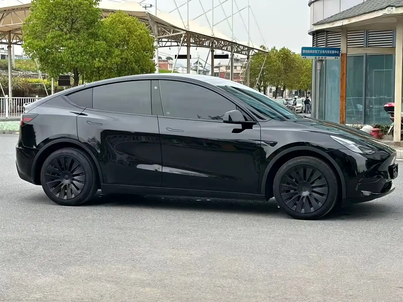 TESLA MODEL Y