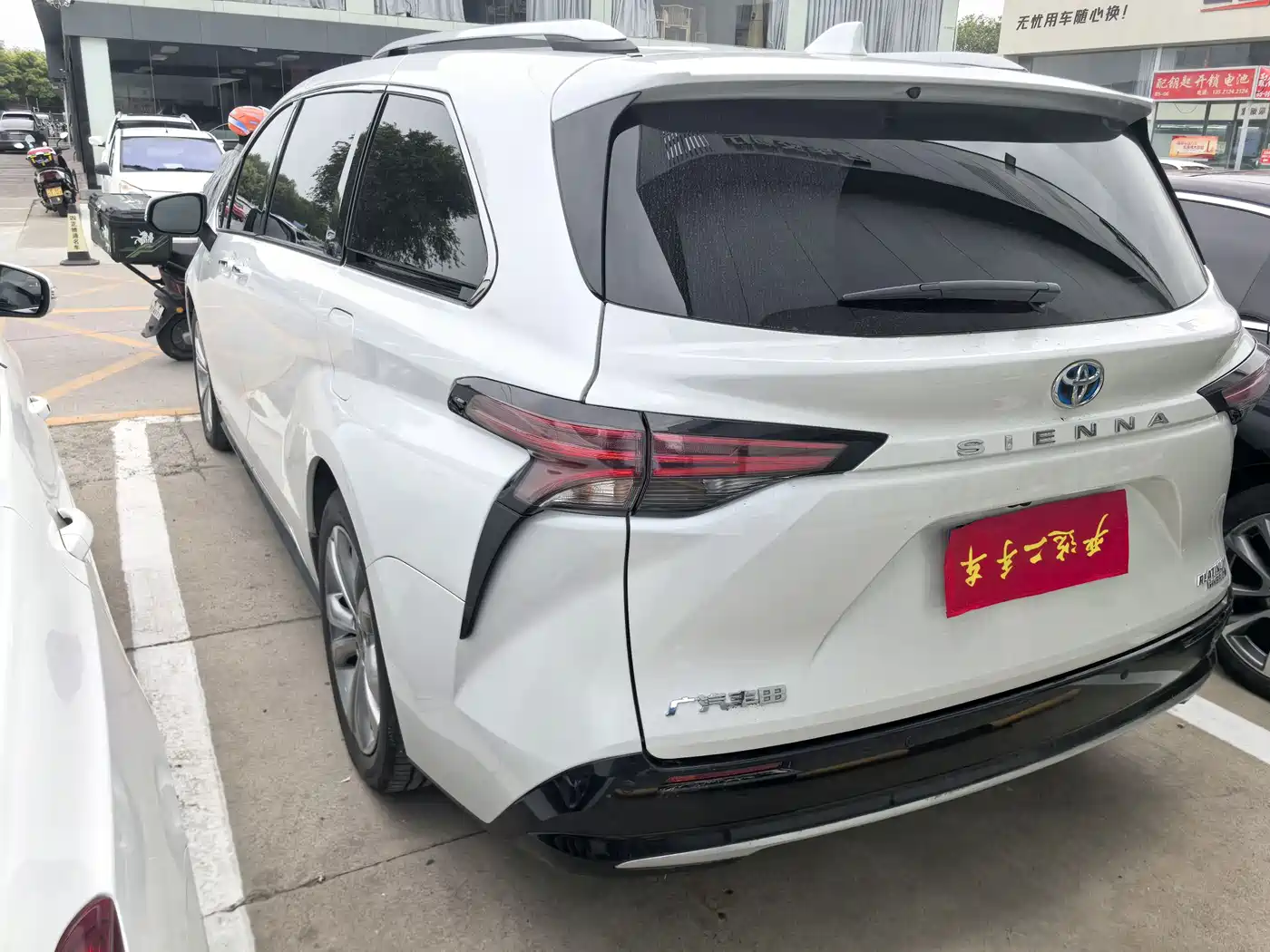Toyota Sienna 2023 2.5L Hybrid Platinum Edition фото 17
