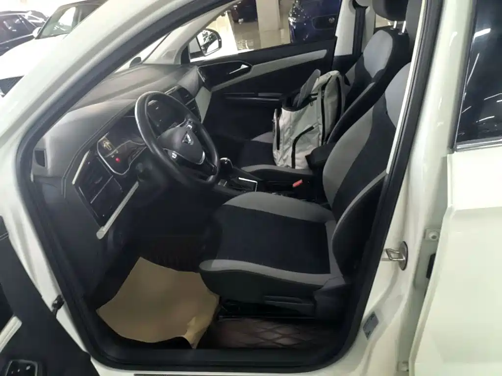 Photo 15 - Jetta VS7