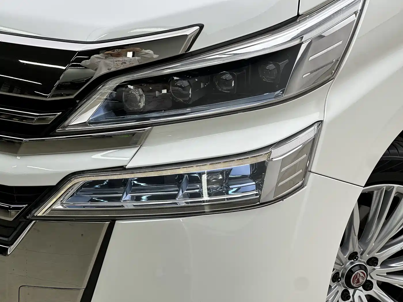 Toyota Vellfire 2019 Hybrid 2.5L HV Premium Edition фото 17
