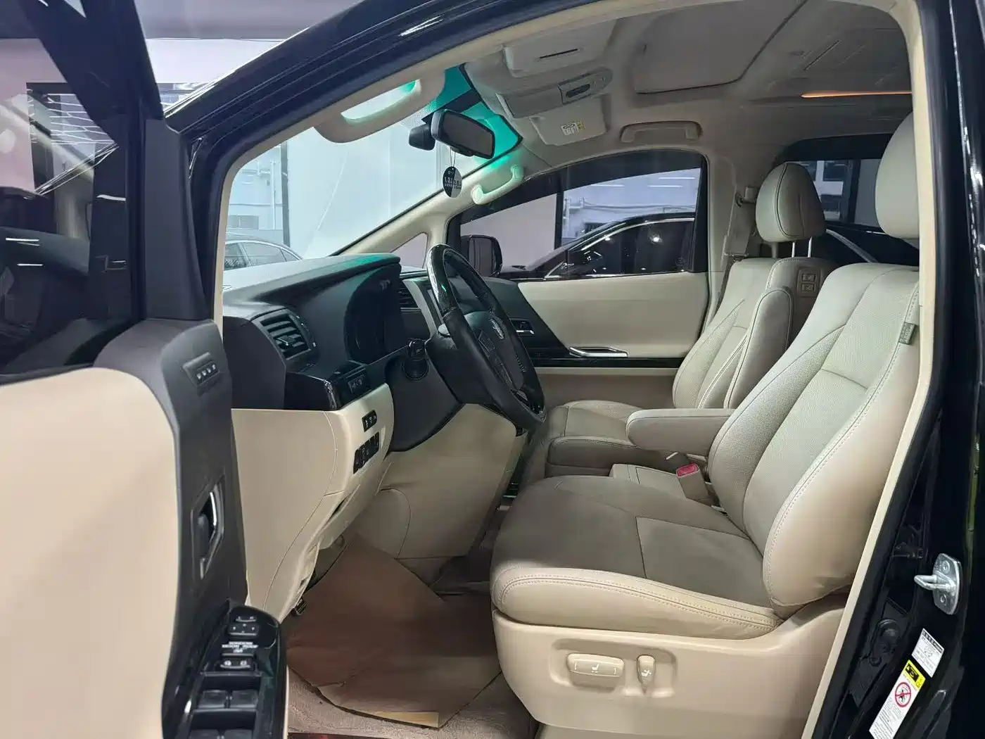 Toyota Alphard 2012 3.5L Luxury Edition фото 4