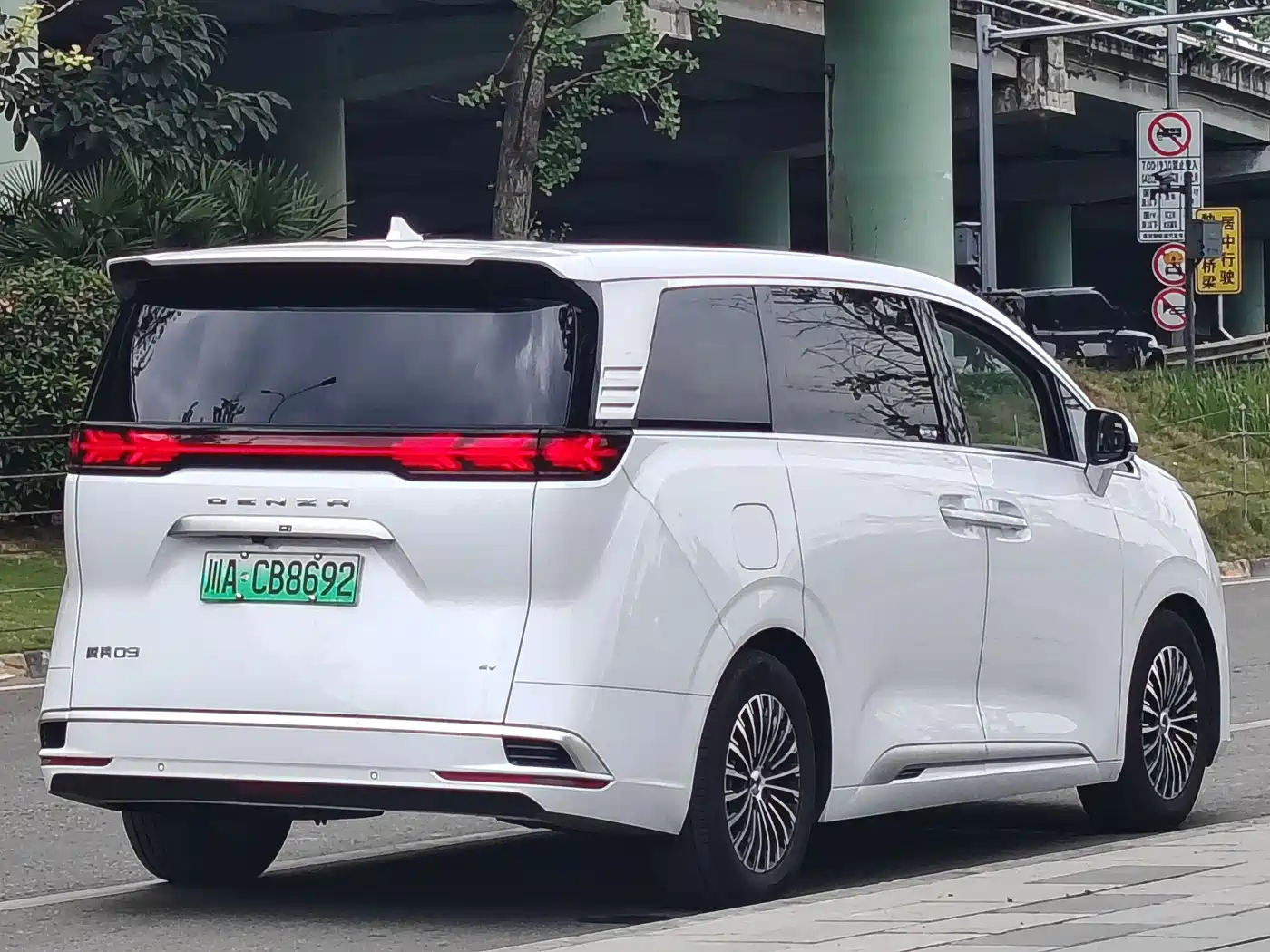 Denza D9 2024 EV 620 Premium фото 29