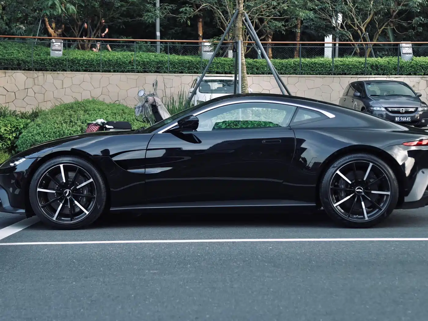 Aston Martin V8 Vantage 2024 2023 4.0T V8 Coupe