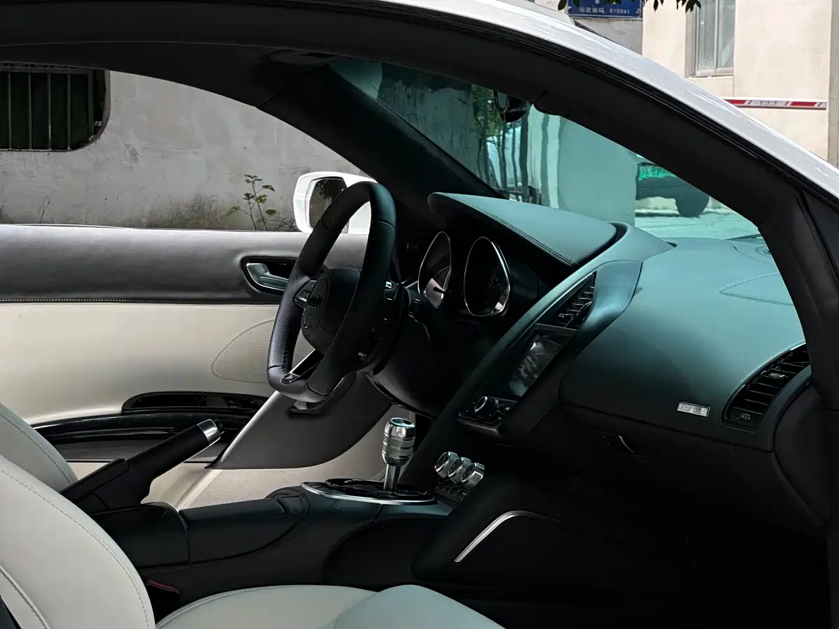 Audi R8 2014 4.2 FSI quattro фото 8
