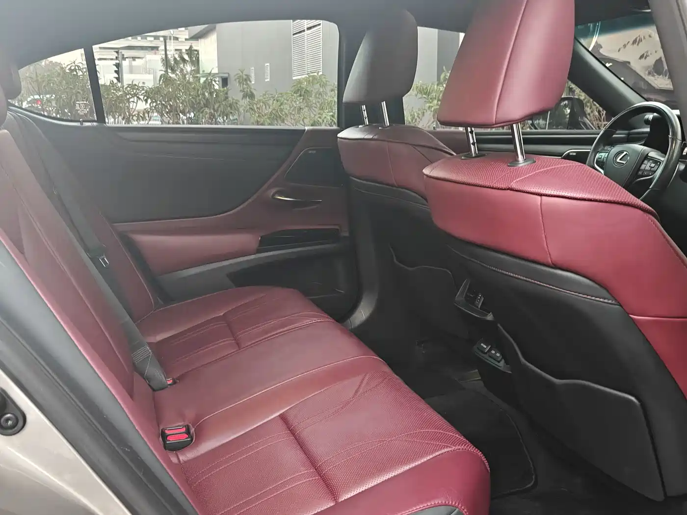 Lexus ES 2022 300h Silver Limited Edition фото 10