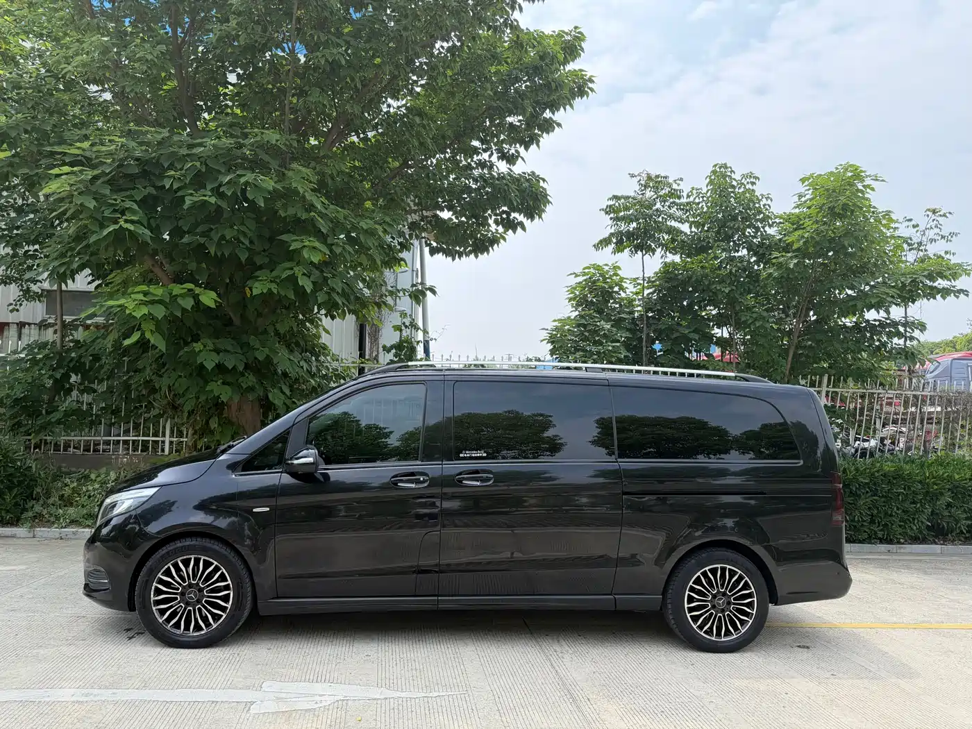 Mercedes-Benz V-Class 2017 Model V 260 L Premium Extended Edition фото 4