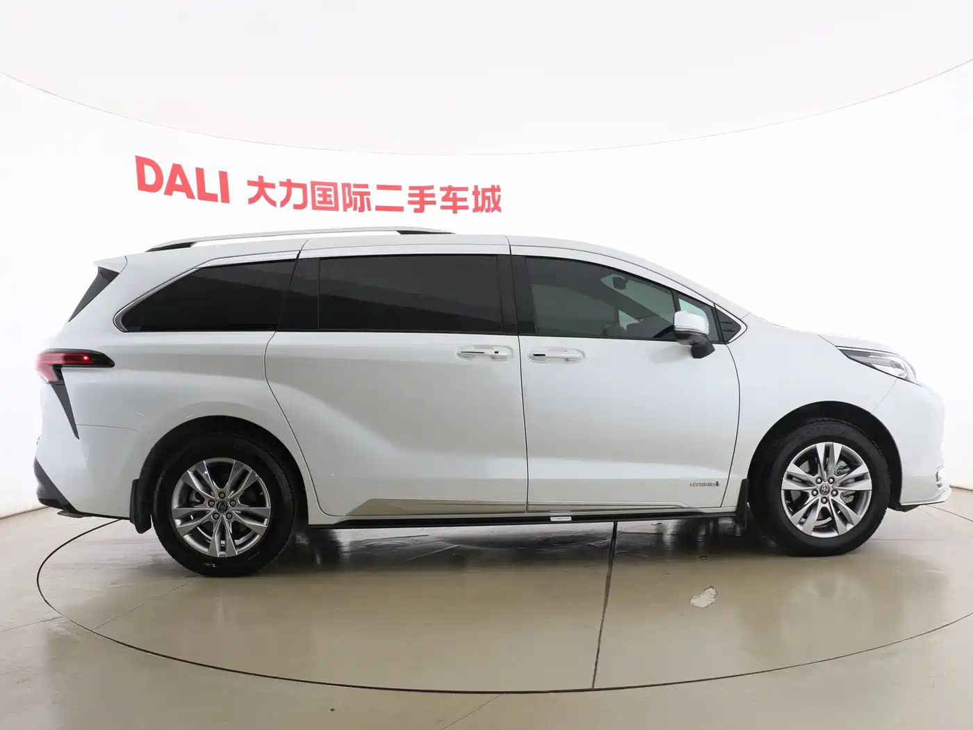 Toyota Sienna 2021 2.5L Hybrid Platinum Edition фото 12