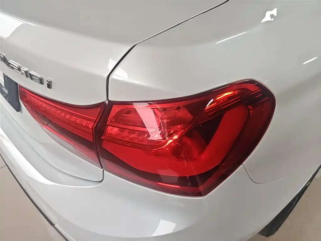 BMW 1 Series 2018 118i Sport Edition фото 8