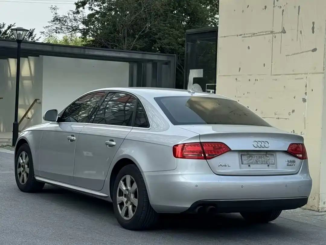Audi A4L 2011 2.0 TFSI Standard фото 4