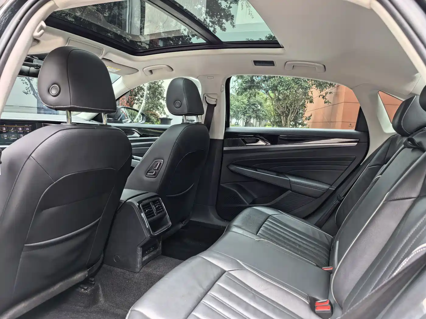 Volkswagen Passat 2022 330TSI Starlight Elite Edition фото 7