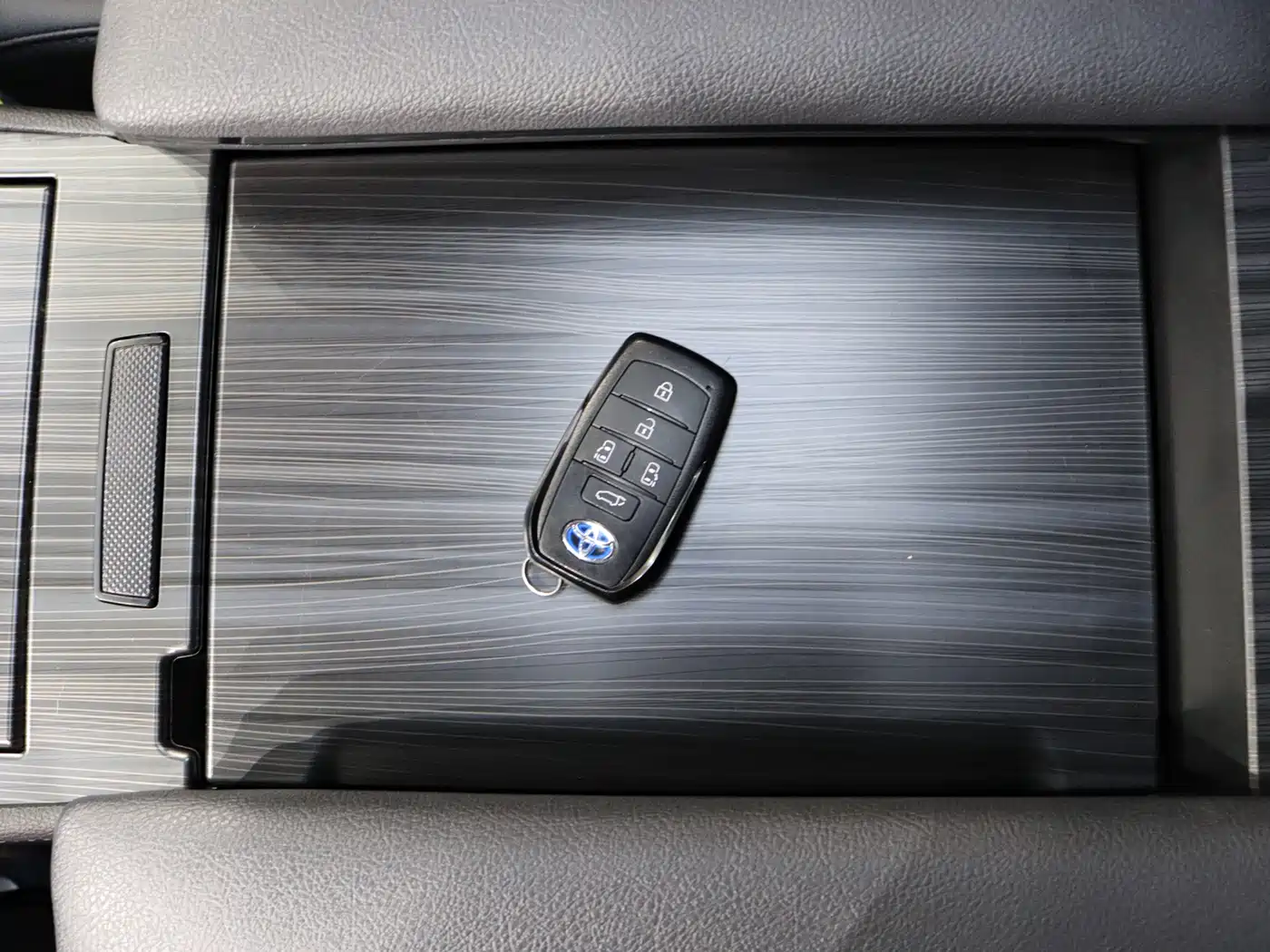 Toyota Sienna 2023 2.5L Hybrid Premium Edition фото 11