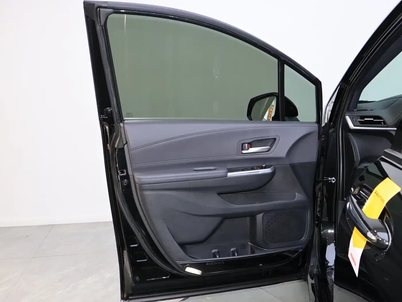 Toyota Sienna 2023 2.5L Hybrid Premium Edition фото 13