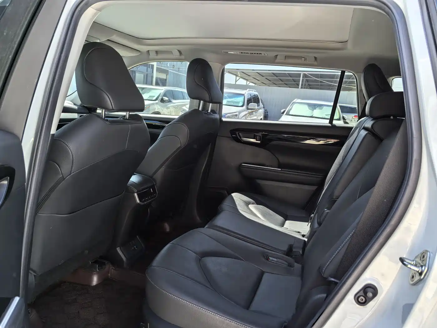 Toyota Highlander 2022 Model Dual Engine 2.5L 4WD Premium Edition 7-Seater фото 8