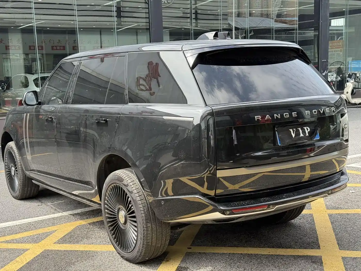 Land Rover Range Rover 2023 Facelift 3.0 L6 400PS Prosperity Extended Version фото 4