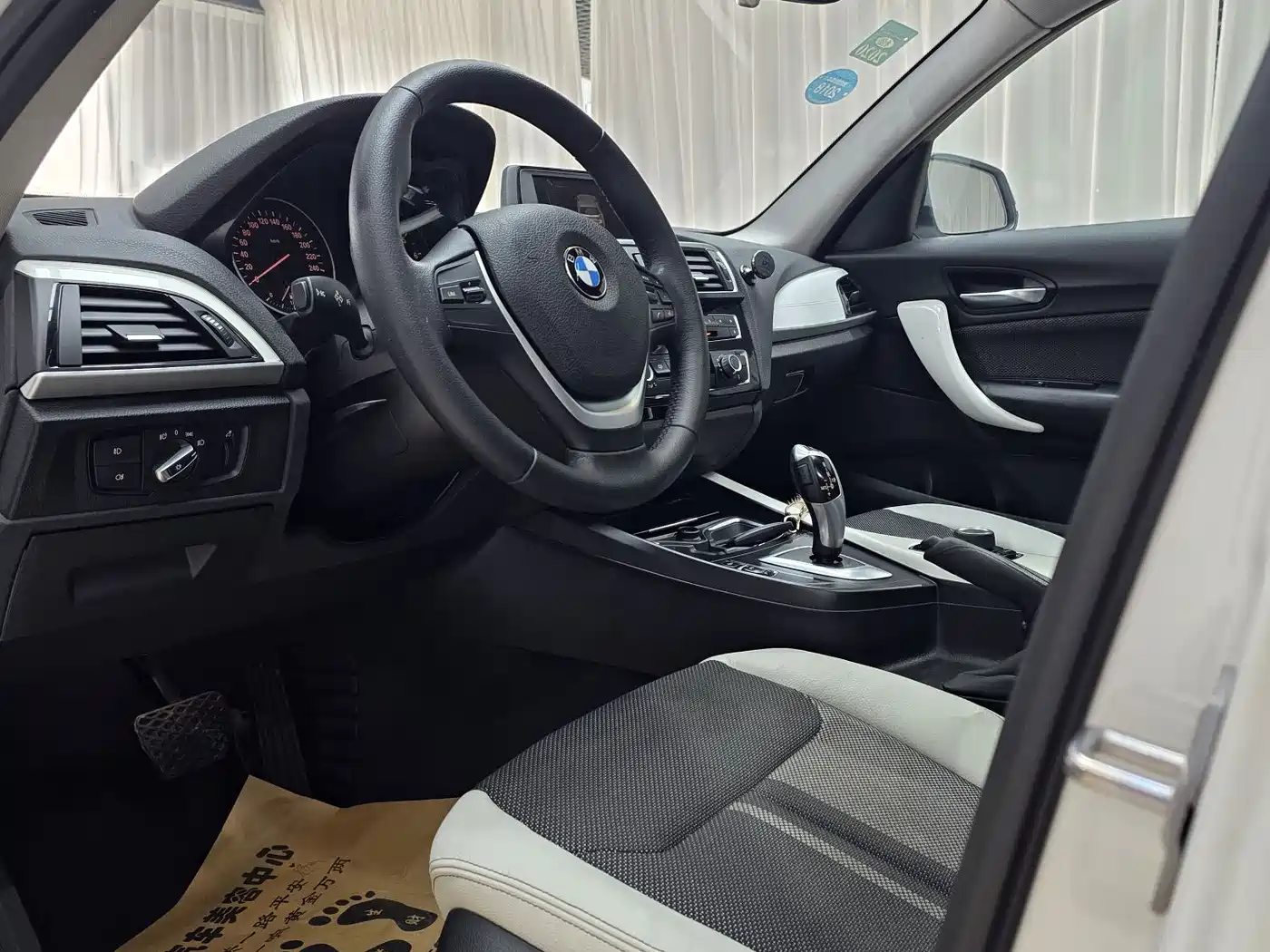 BMW 1 Series (Import) 2015 118i Urban Design Package фото 10