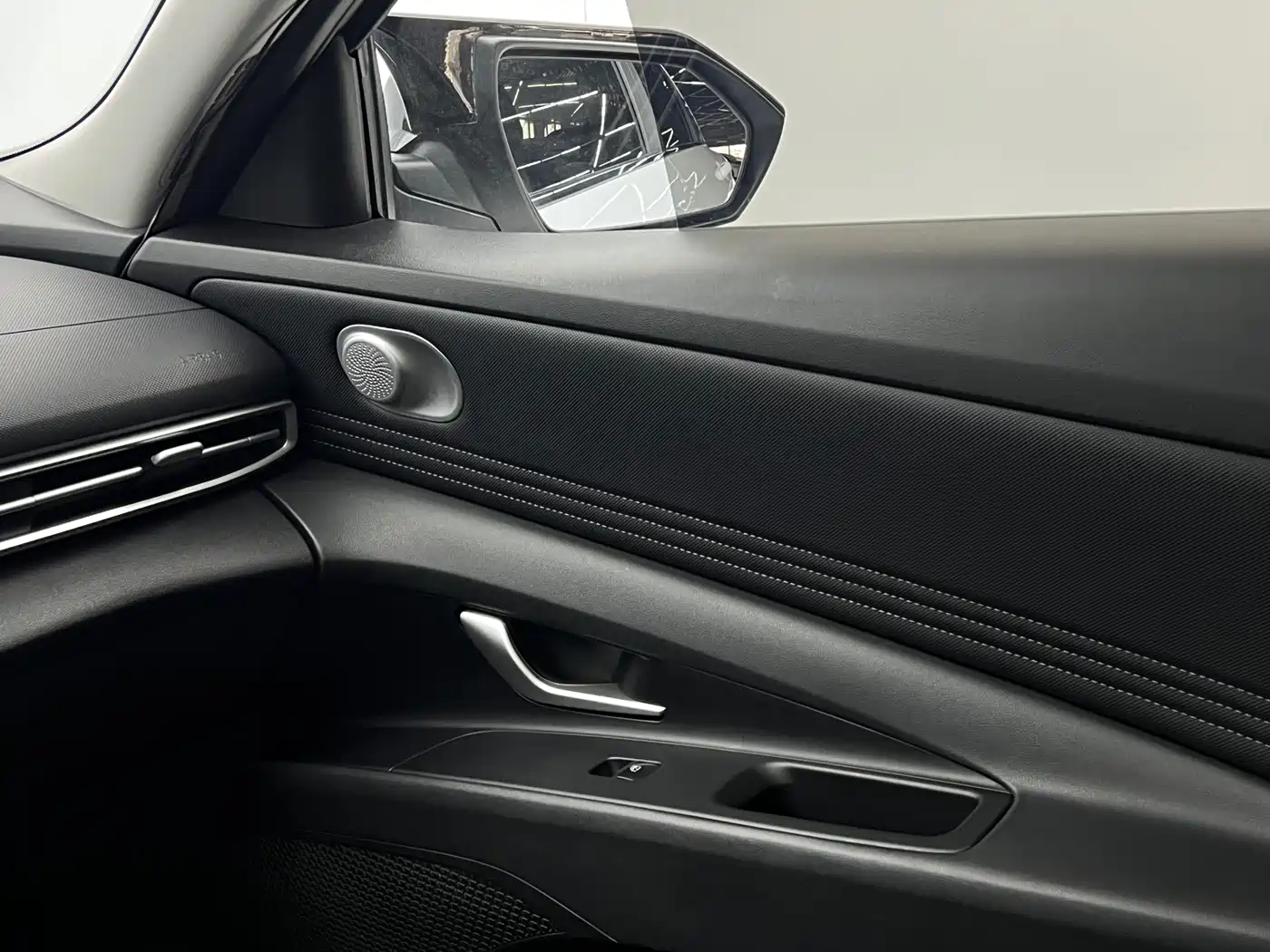 Hyundai Elantra 2021 1.5L CVT LUX Premium Edition фото 9