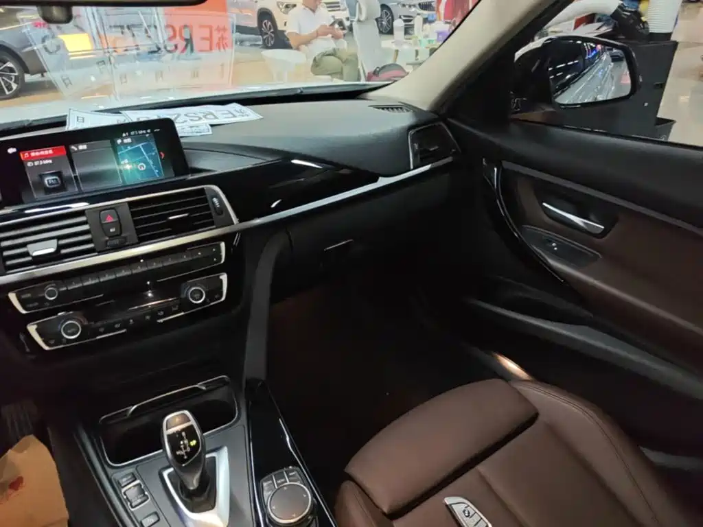 Photo 13 - BMW 3 Series