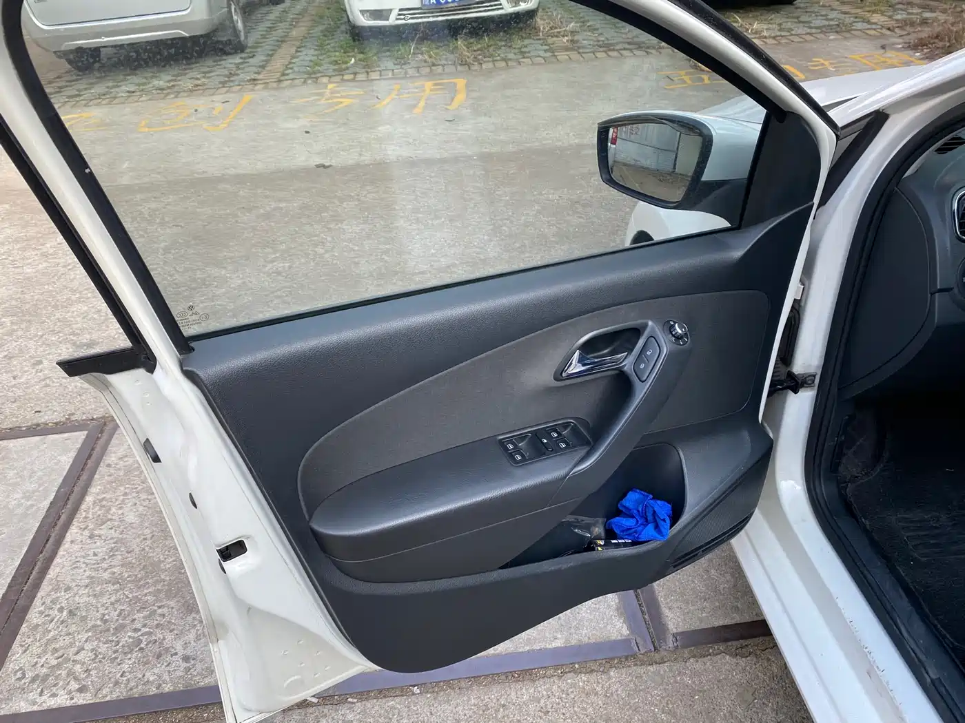 Volkswagen Polo 2011 1.6L Automatic Cool Edition фото 10