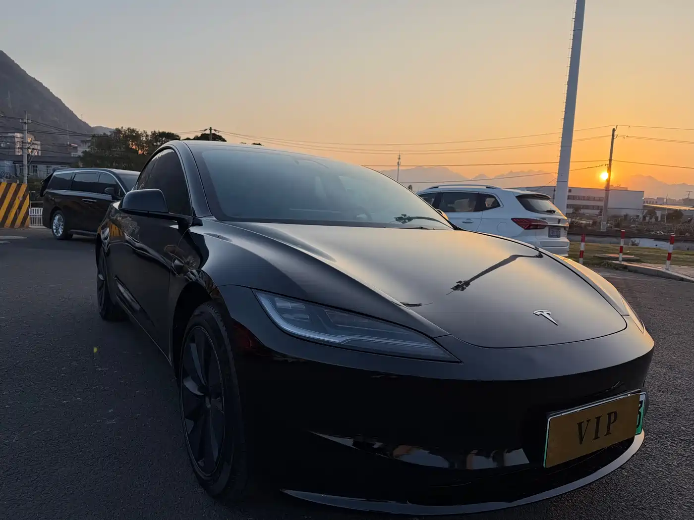 TESLA MODEL 3