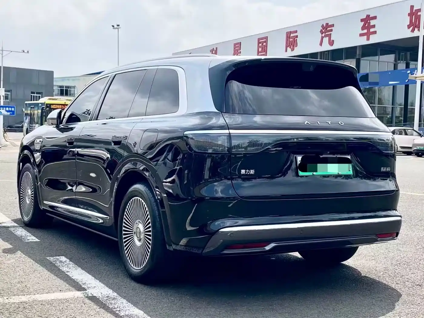 AITO Wenjie AITO M8 2025 Range Extender Max+ Edition 53.4kWh 5-seater фото 7