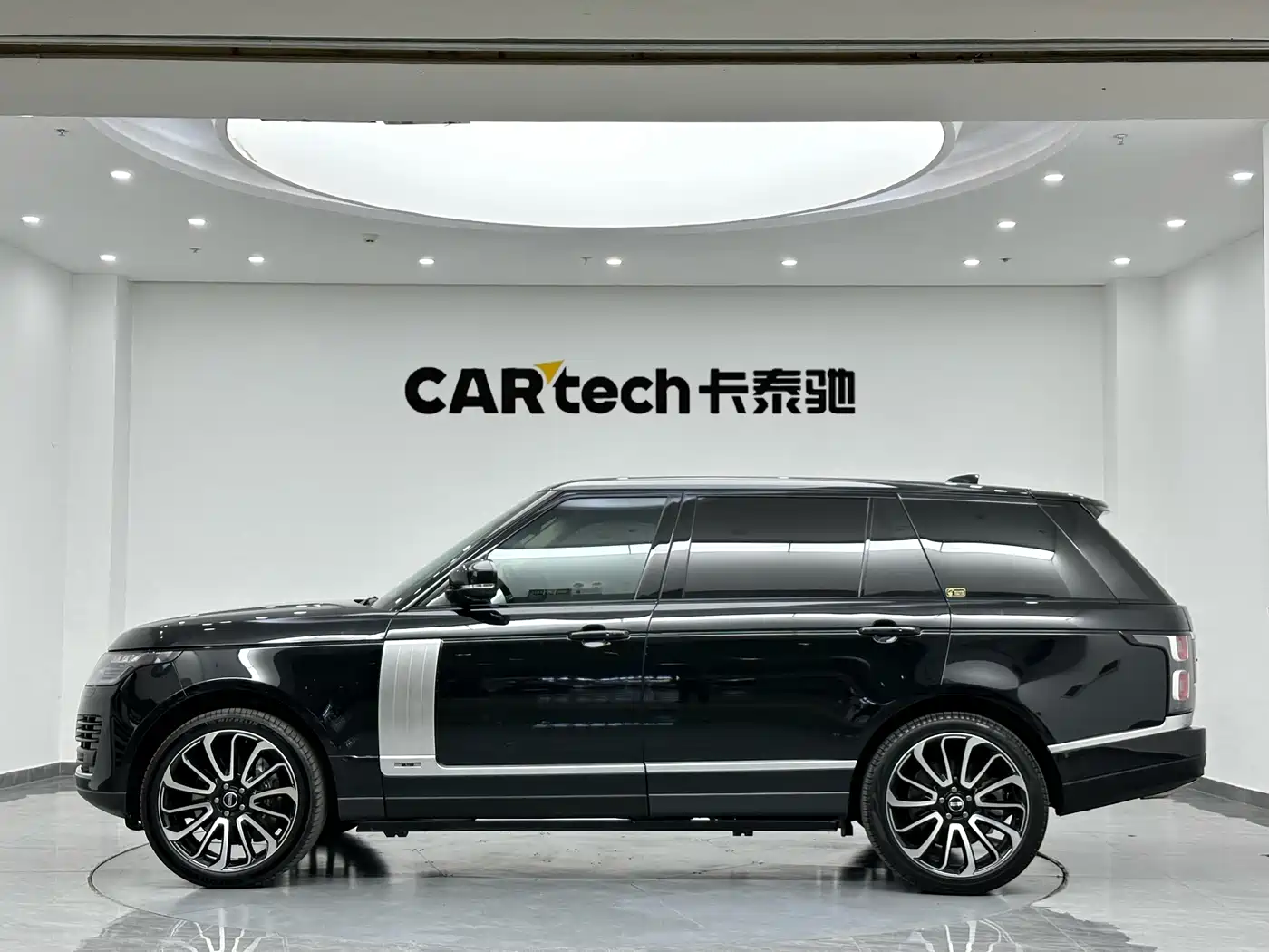 Land Rover Range Rover 2022 3.0 L6 400PS Heritage Extended Classic Edition фото 4