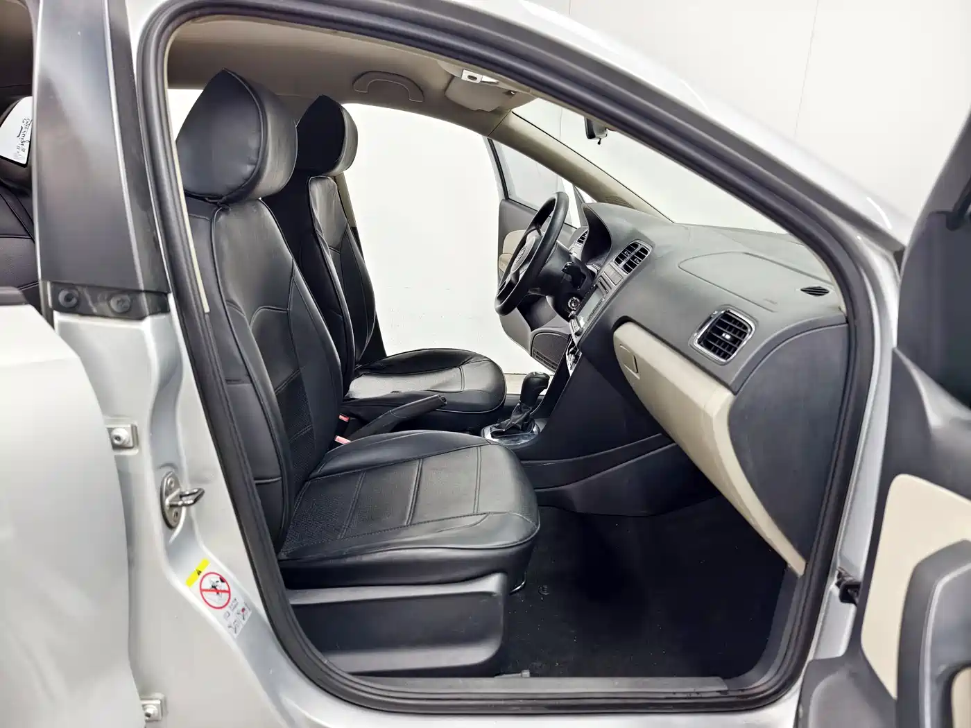 Volkswagen Polo 2011 1.4L Automatic Style Edition фото 13