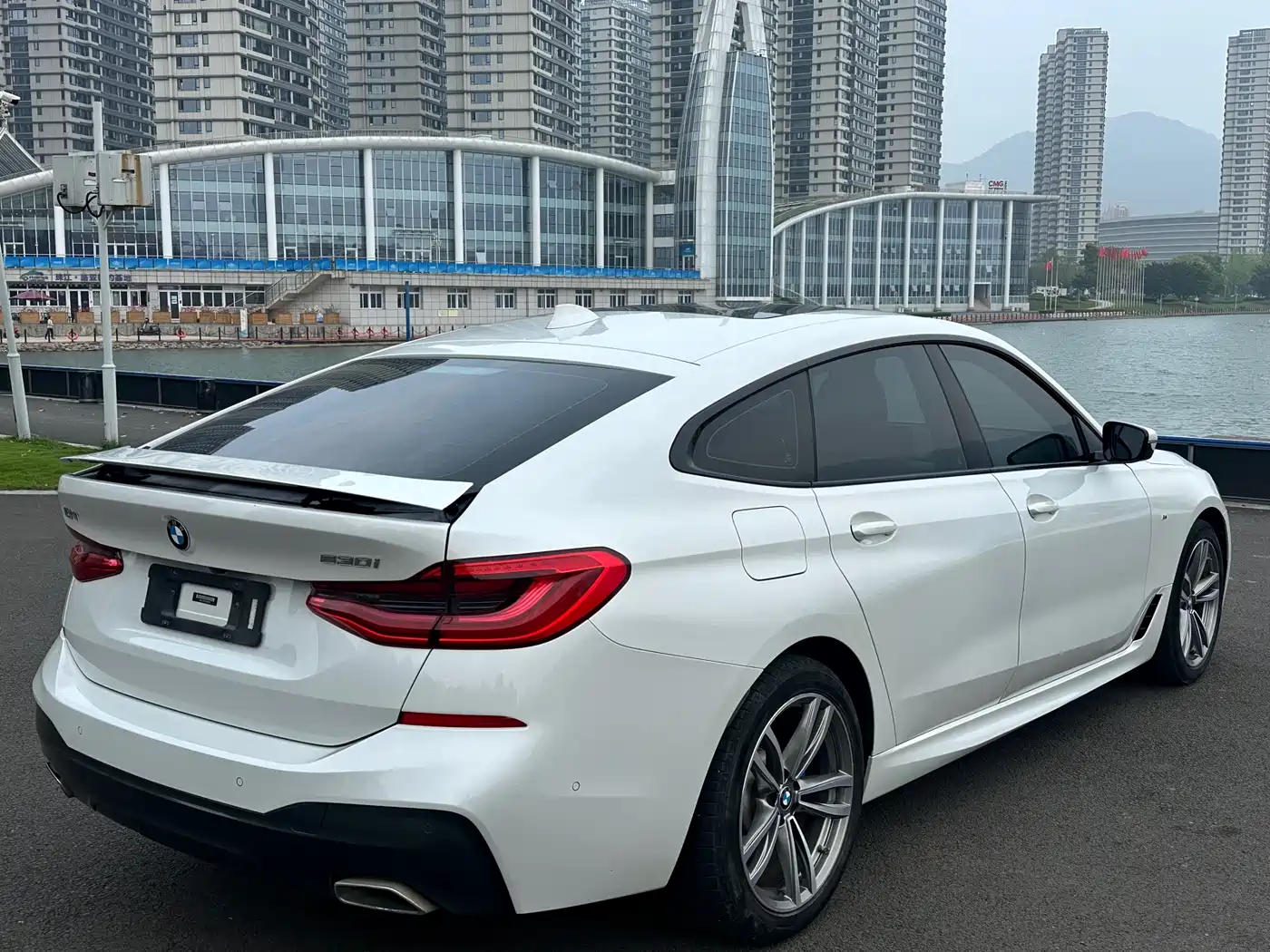 BMW 6 Series GT 2019 630i M Sport Package фото 9
