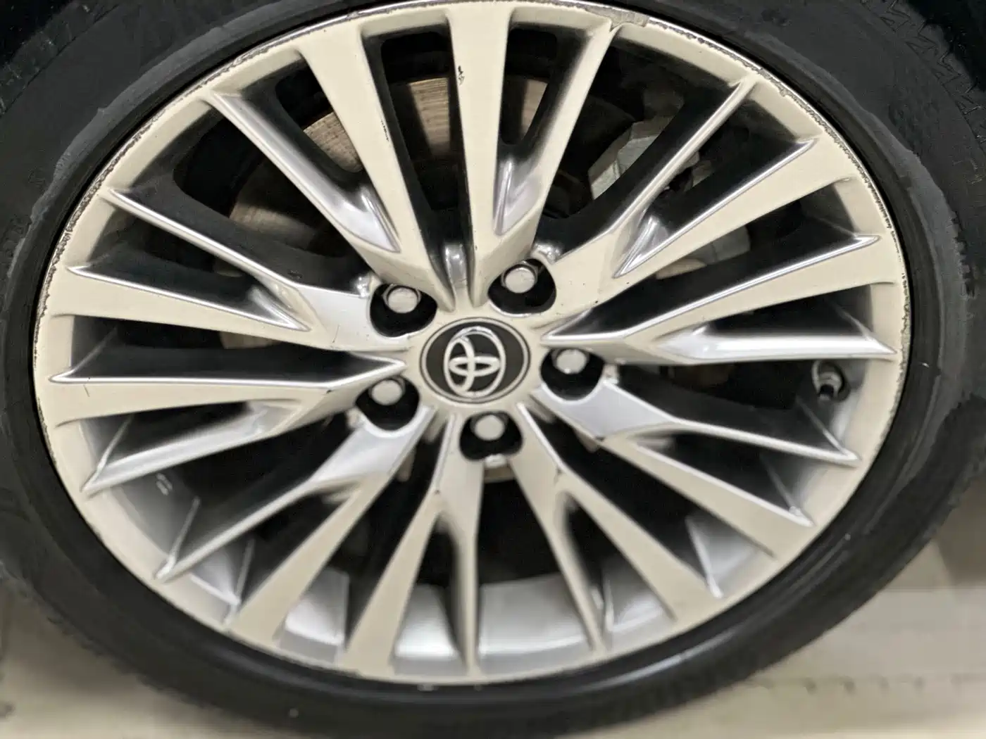 Toyota Camry 2018 Hybrid 2.5HG Luxury Edition фото 12
