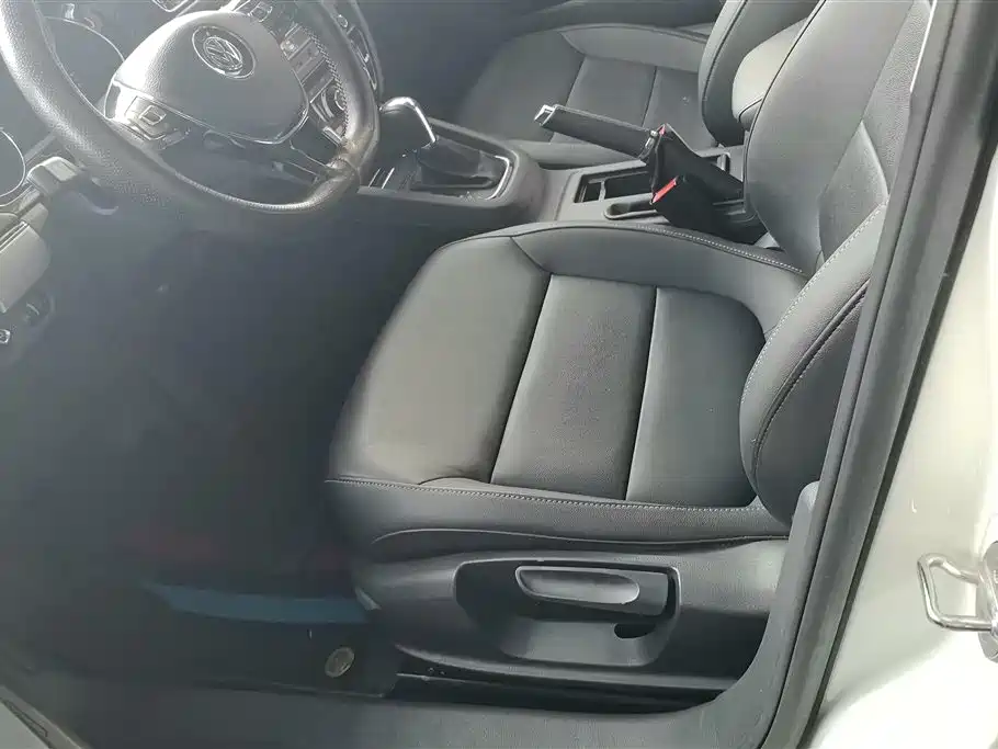 Volkswagen Sagitar 2018 1.6L Automatic Comfort фото 9