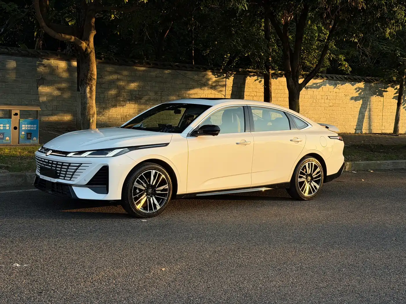 Фото 1 - Changan Eado