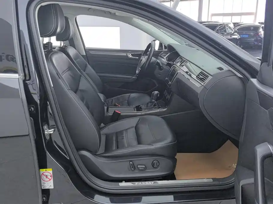 Volkswagen Passat 2017 330TSI DSG Luxury фото 8