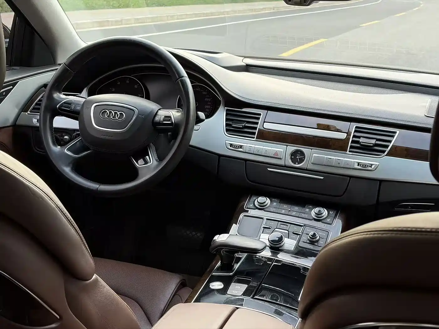 Фото 16 - Audi A8