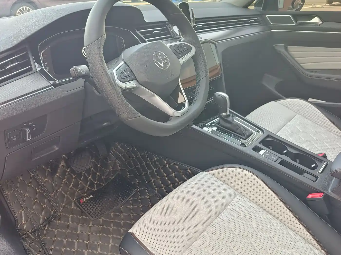 Volkswagen Magotan 2025 Popular Edition 330TSI DSG Luxury фото 4
