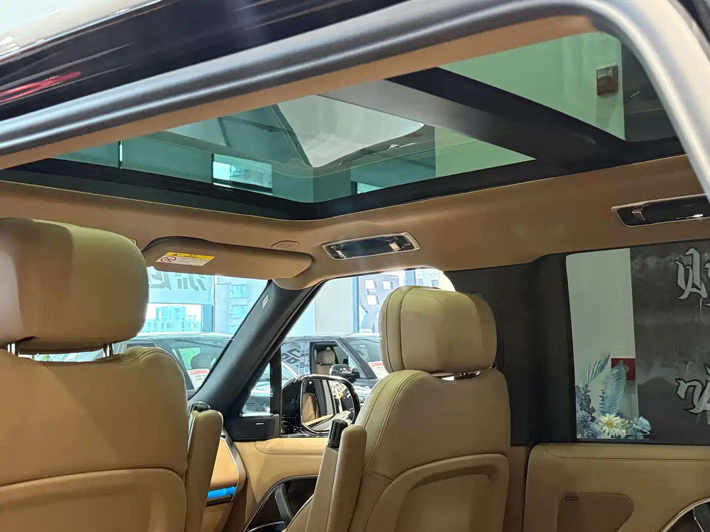 Land Rover Range Rover 2024 3.0 L6 400PS Golden Age Extended 7-Seater фото 13