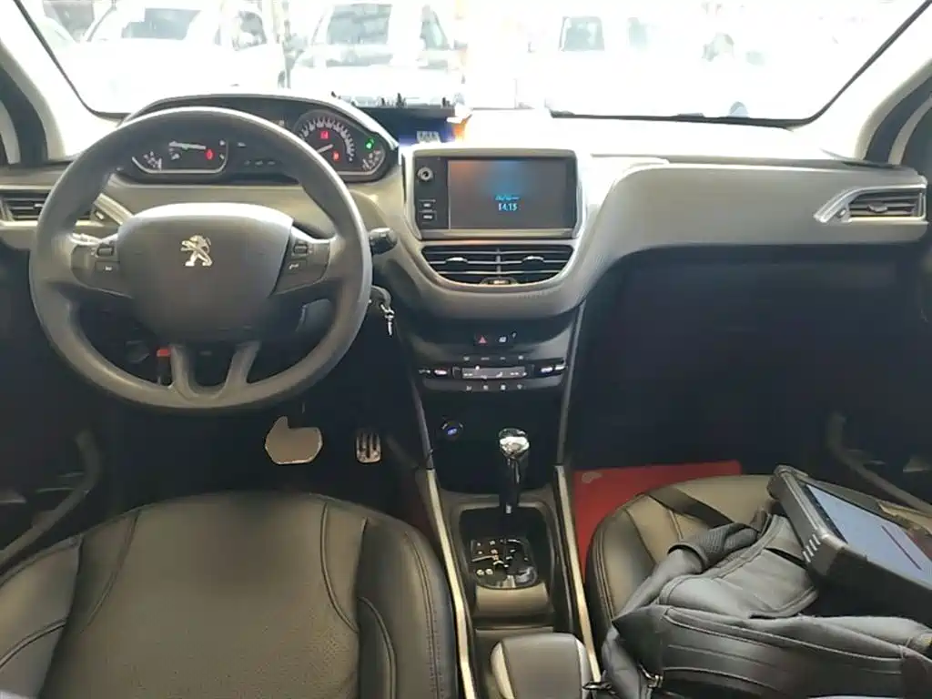Peugeot 2008 2018 1.6L Automatic Fashion Edition фото 10