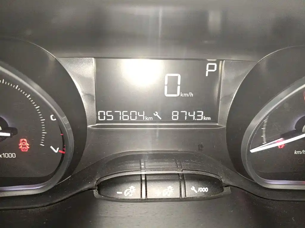Peugeot 2008 2014 1.6L Automatic Fashion Edition фото 9