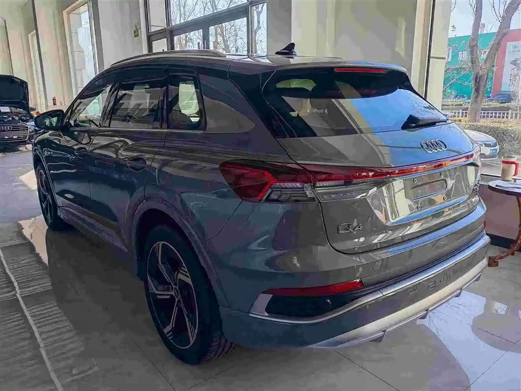 AUDI Q4 E TRON