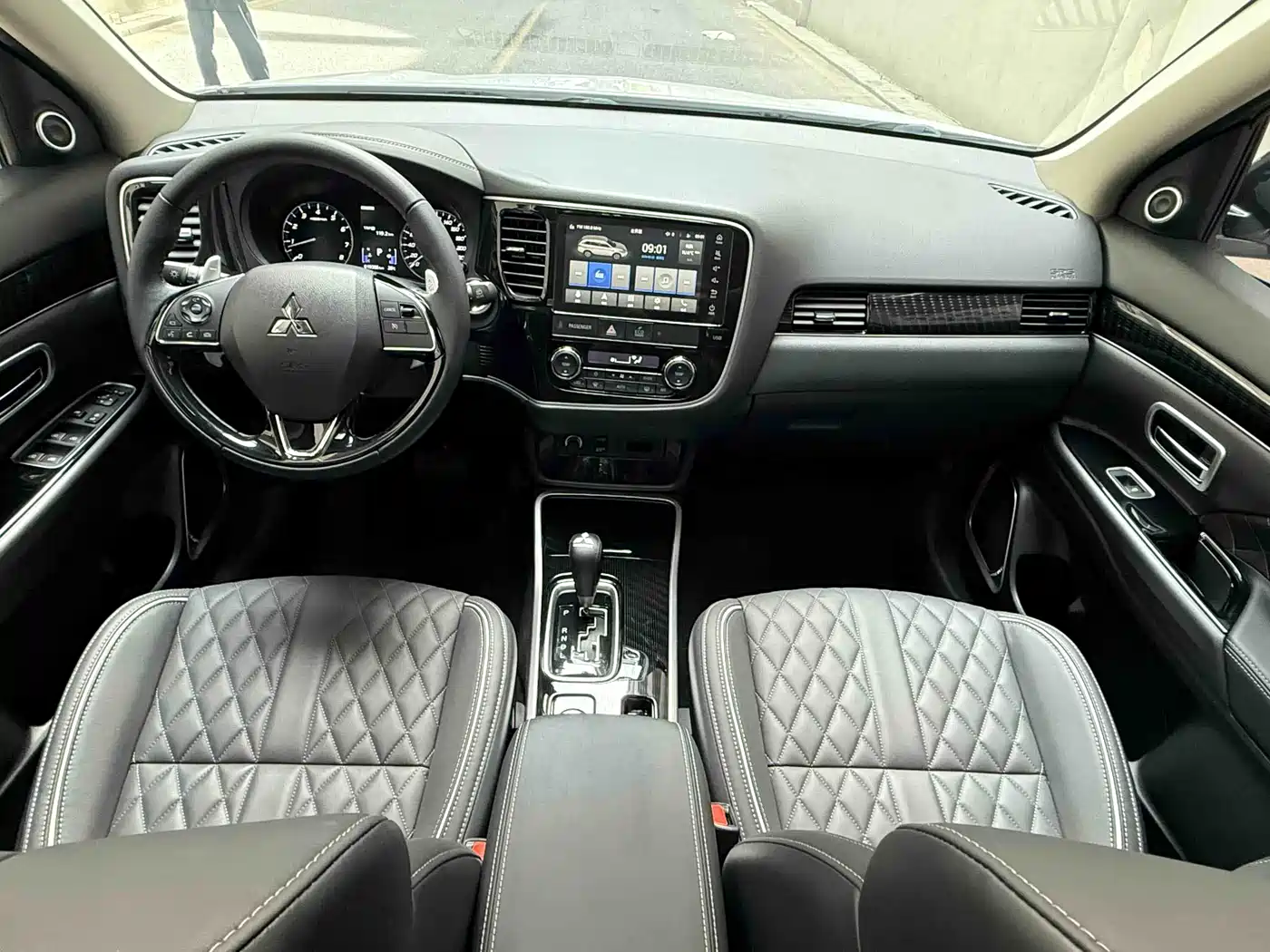 Mitsubishi Outlander 2021 2.4L 4WD Deluxe Edition 7-Seater фото 6