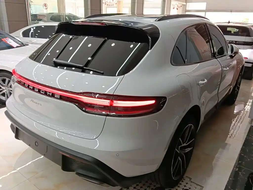 PORSCHE MACAN