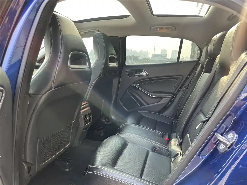 Mercedes-Benz GLA 2018 GLA 200 Dynamic фото 19