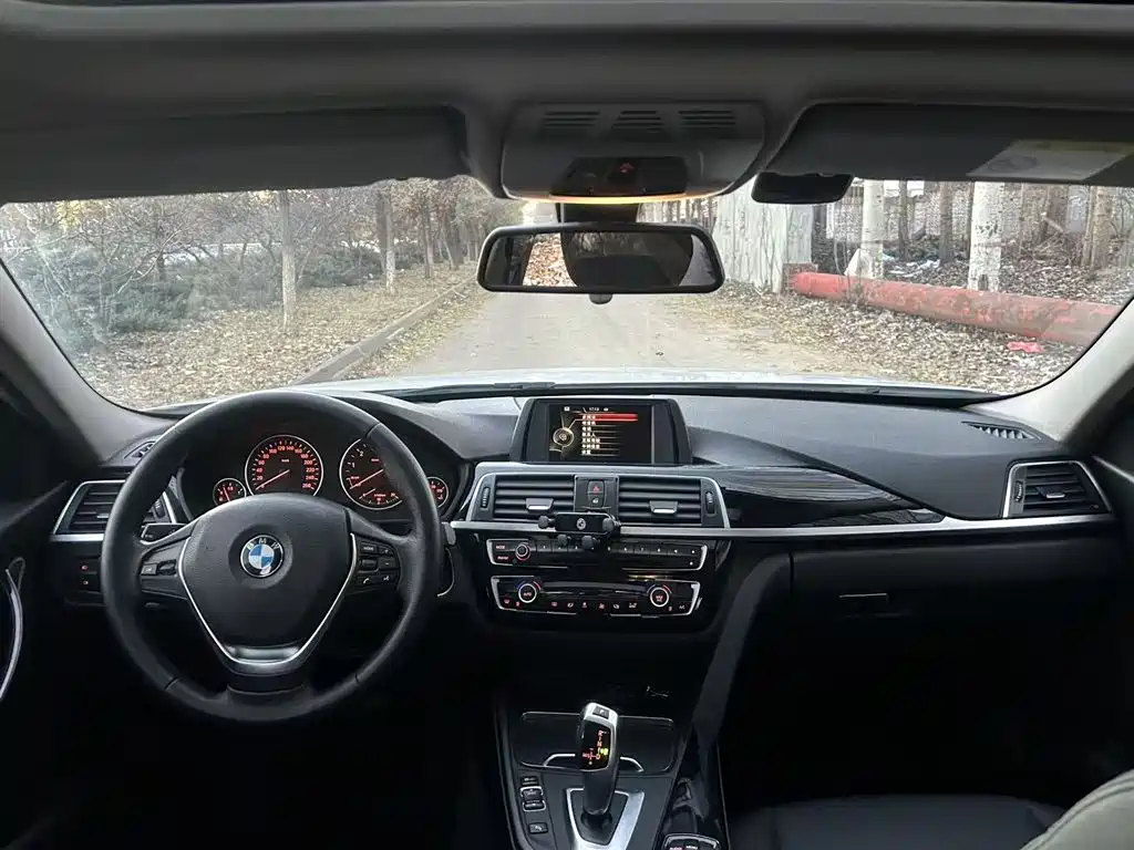 BMW 3 Series 2017 318i Fashion фото 5