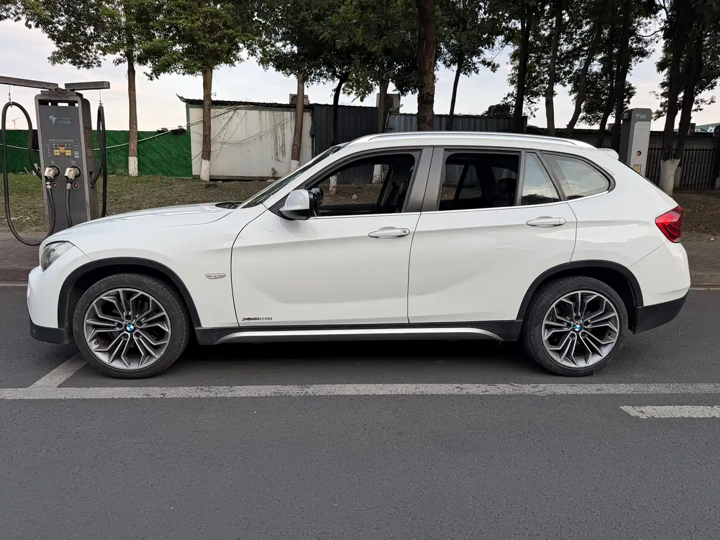 BMW X1 2012 xDrive28i Luxury Model фото 4
